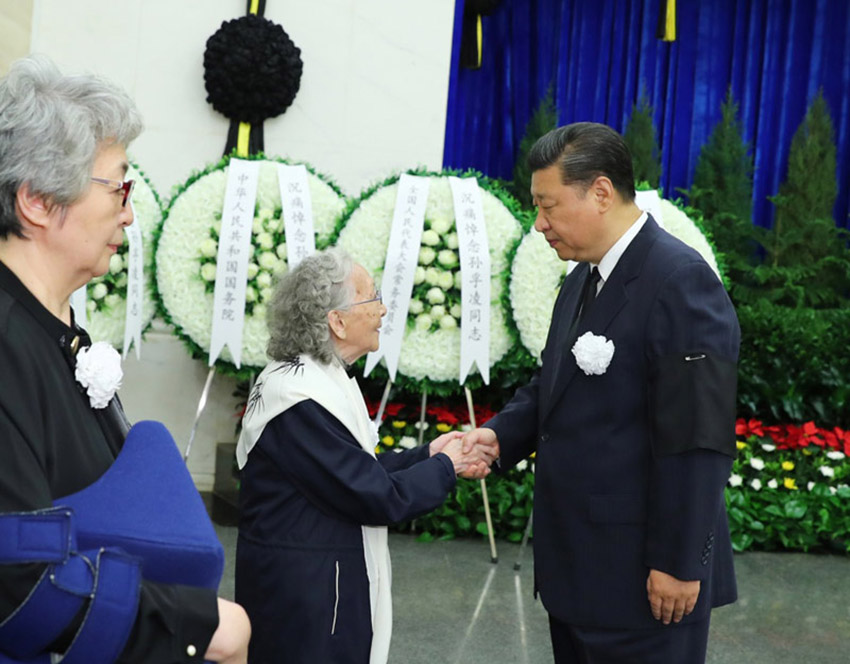 5月24日，孫孚凌同志遺體在北京八寶山革命公墓火化。習近平、李克強、栗戰書、汪洋、王滬寧、趙樂際、韓正等前往八寶山送別。這是習近平與孫孚凌親屬握手，表示深切慰問。新華社記者 謝環馳 攝