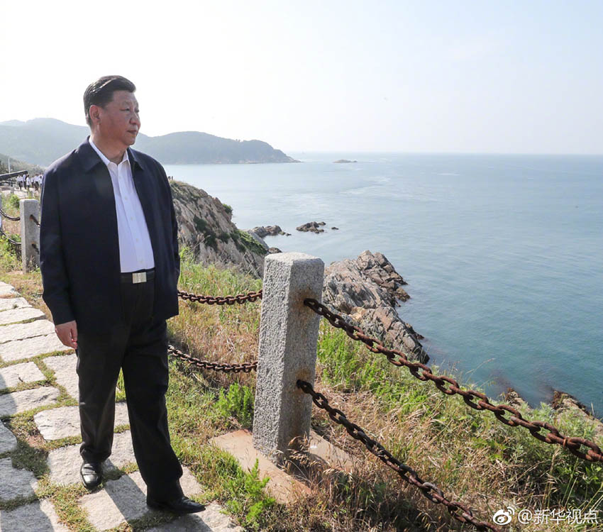 6月12日，中共中央總書記、國家主席、中央軍委主席習近平在山東威海考察。這是習近平在膠東（威海）黨性教育基地劉公島教學區察看北洋海軍炮台遺址。新華社記者 謝環馳 攝