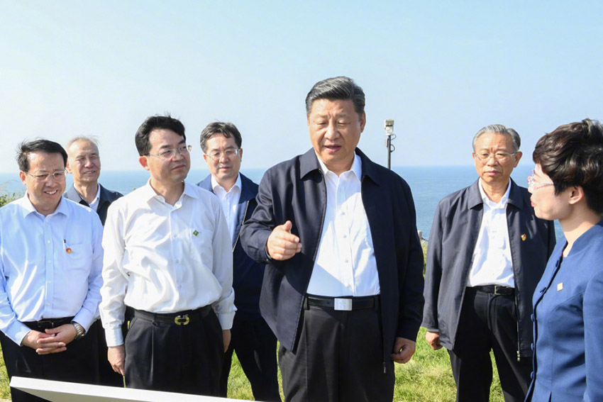 6月12日，中共中央總書記、國家主席、中央軍委主席習近平在山東威海考察。這是習近平在膠東（威海）黨性教育基地劉公島教學區察看北洋海軍炮台遺址。新華社記者 李學仁 攝