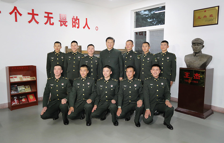 2017年12月13日，中共中央總書記、國家主席、中央軍委主席習近平到第71集團軍視察。這是習近平同“王杰班”戰士合影。新華社記者 李剛 攝