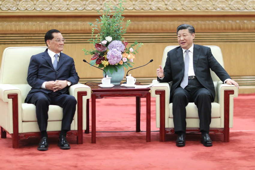 7月13日，中共中央總書記習近平在北京人民大會堂會見中國國民黨前主席連戰率領的台灣各界人士參訪團。 新華社記者 鞠鵬 攝