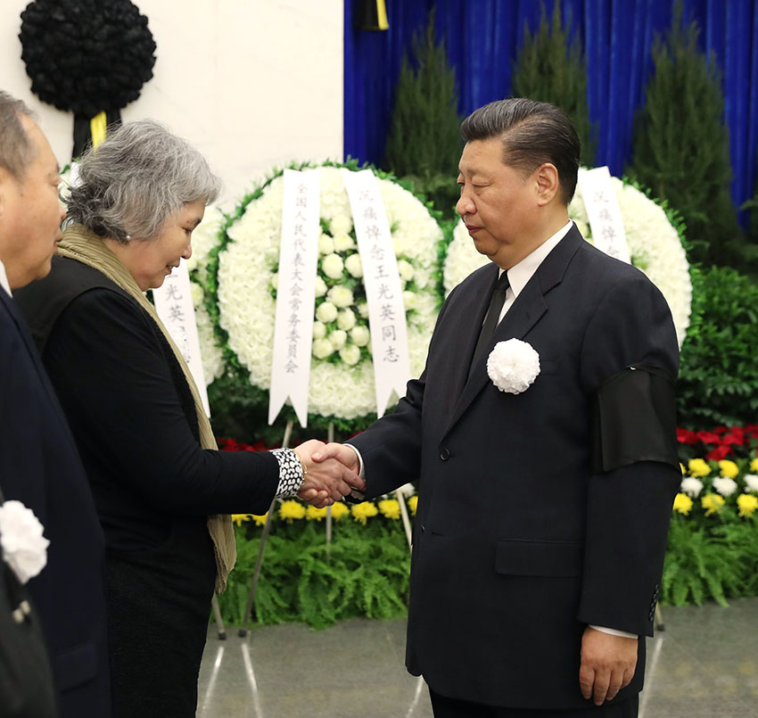 11月2日，王光英同志遺體在北京八寶山革命公墓火化。習近平、李克強、栗戰書、汪洋、王滬寧、趙樂際、韓正、王岐山、胡錦濤等前往八寶山送別。這是習近平與王光英親屬握手，表示深切慰問。新華社記者 黃敬文攝