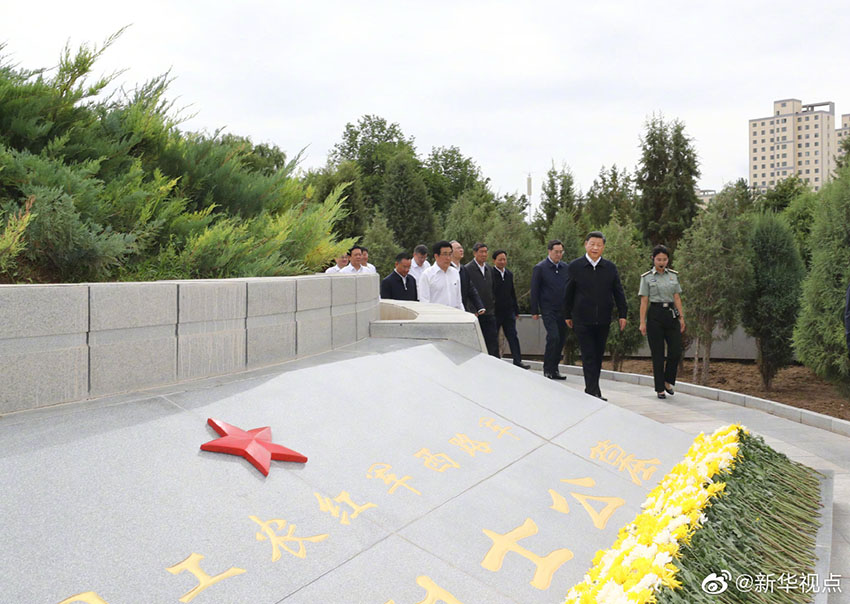 8月20日上午，中共中央總書記、國家主席、中央軍委主席習近平來到甘肅省張掖市高台縣，瞻仰中國工農紅軍西路軍紀念碑和陣亡烈士公墓，向西路軍革命先烈敬獻花籃，並參觀了中國工農紅軍西路軍紀念館。 新華社記者 鞠鵬 攝