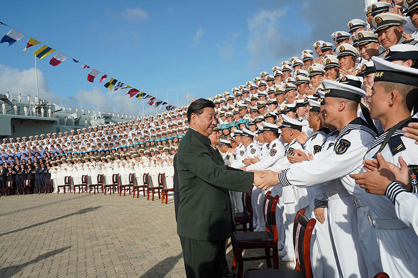 12月17日，我國第一艘國產航空母艦山東艦在海南三亞某軍港交付海軍。中共中央總書記、國家主席、中央軍委主席習近平出席交接入列儀式並登艦視察。這是習近平親切接見航母部隊官兵代表和航母建設單位代表。 新華社記者 李剛 攝