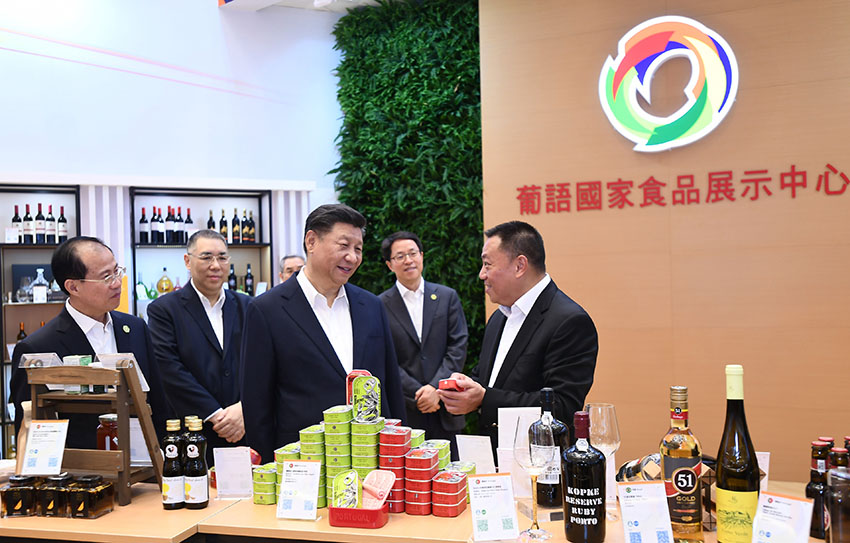12月19日，國家主席習近平在澳門特別行政區行政長官崔世安陪同下，來到中國與葡語國家商貿合作服務平台綜合體考察。這是習近平察看平台建設成果展和葡語國家產品展示。 新華社記者 謝環馳 攝