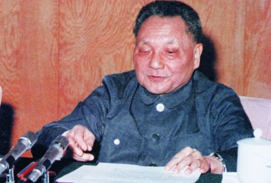 邓小平在十一届三中全会上