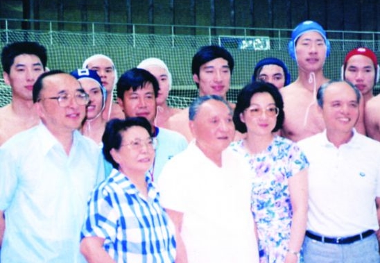 邓小平同运动员合影