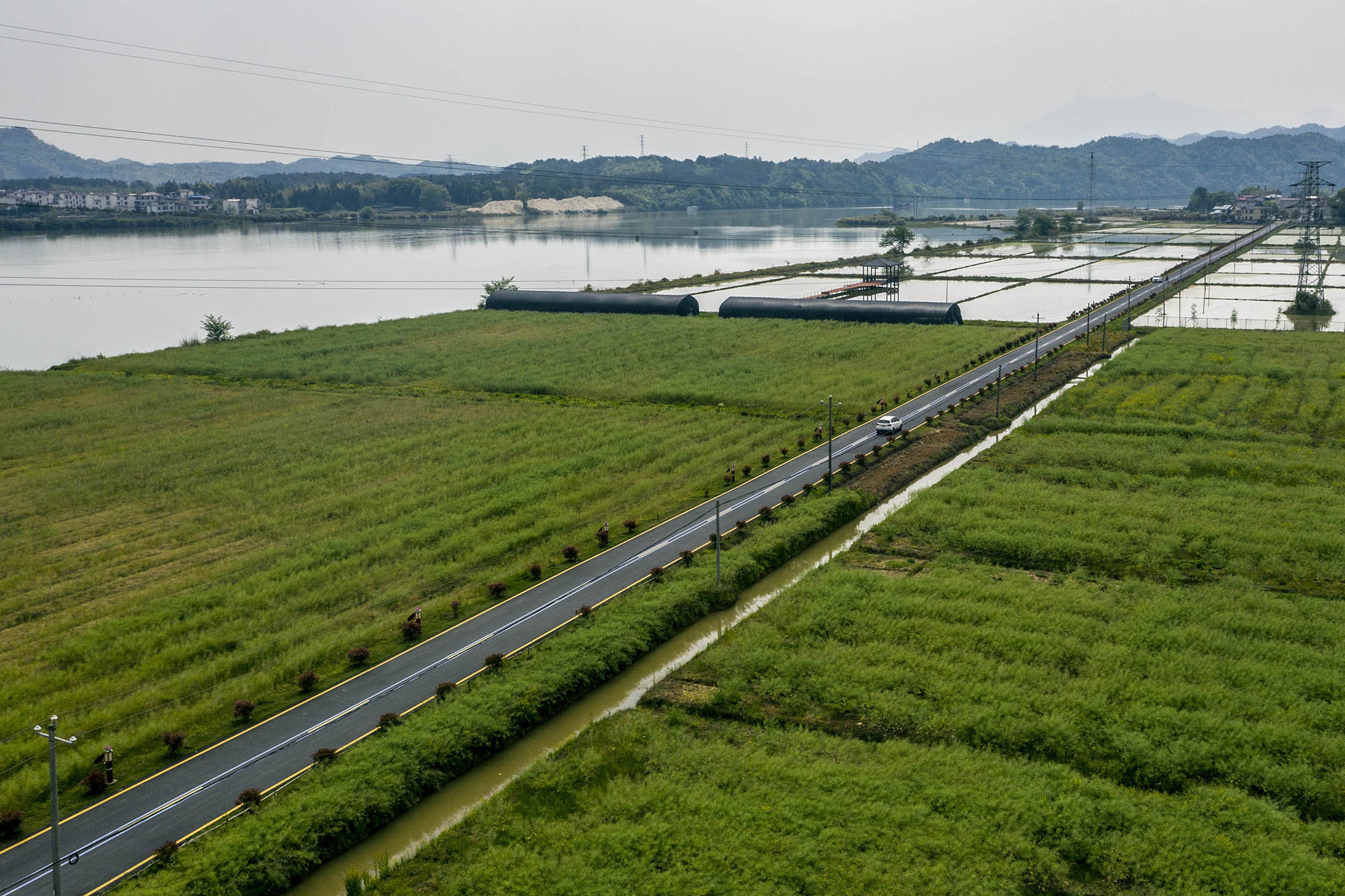 图为武宁县澧溪镇北湾村的旅游公路。