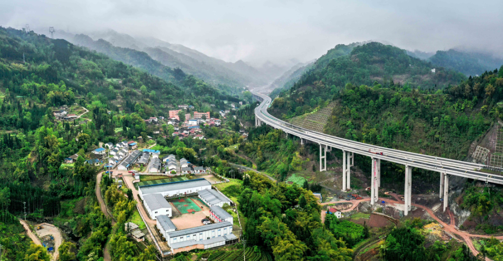 高速公路到彝乡