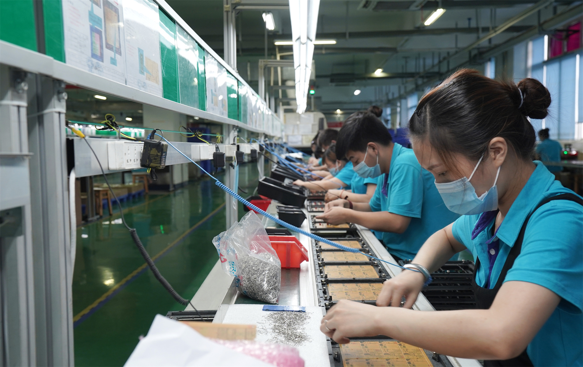 车间工人正在制作零部件。