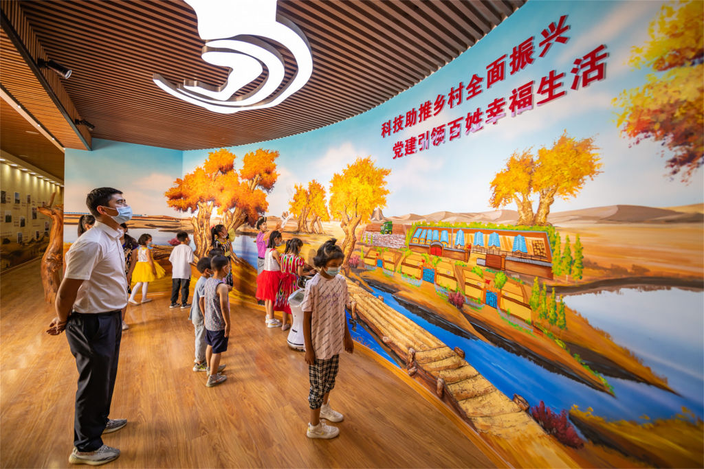 学生在尉犁县阿克苏普乡优化整合示范村科普馆参观。