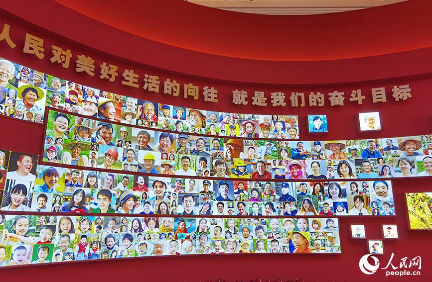 “奮進新時代”主題成就展現場。皇甫萬裡攝