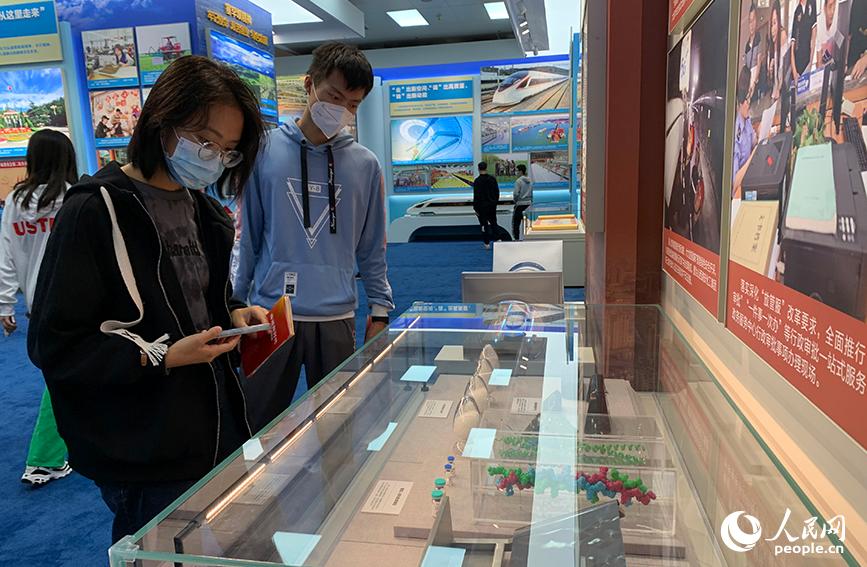 “奮進新時代”主題成就展現場。皇甫萬裡攝