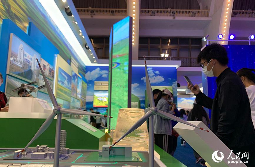“奮進新時代”主題成就展現場。皇甫萬裡攝