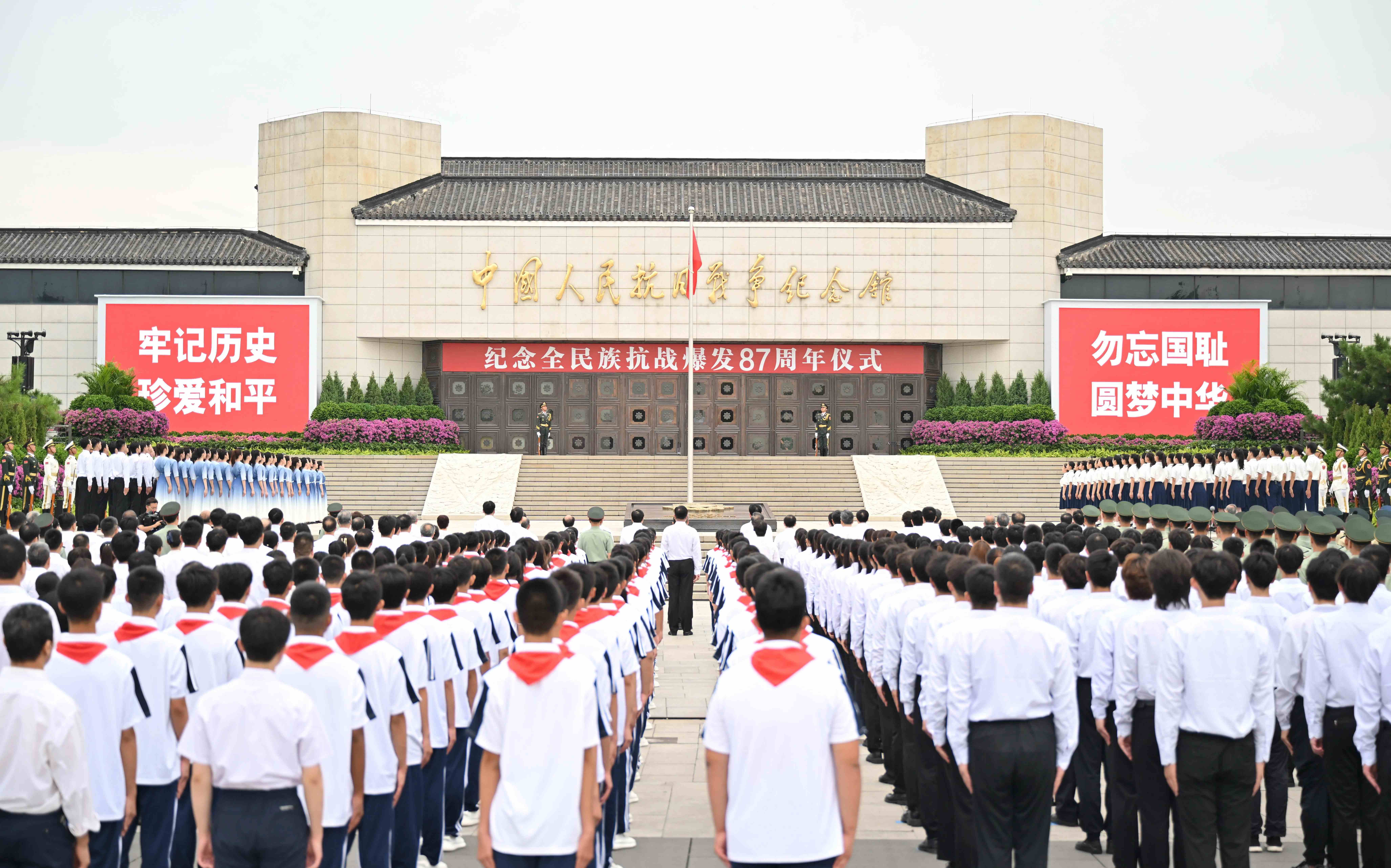 伟大抗战精神：中国人民弥足珍贵的精神财富中国人民经过14年不屈不挠的浴血奋战，打败了穷凶极恶的日本军国主义侵略者，取得中国人民抗日战争的伟大胜利。习近平总书记多次强调弘扬伟大抗战精神，崇尚英雄、缅怀先烈，坚定不移走和平发展道路。建功伟大时代，仍须传承和弘扬伟大抗战精神。
