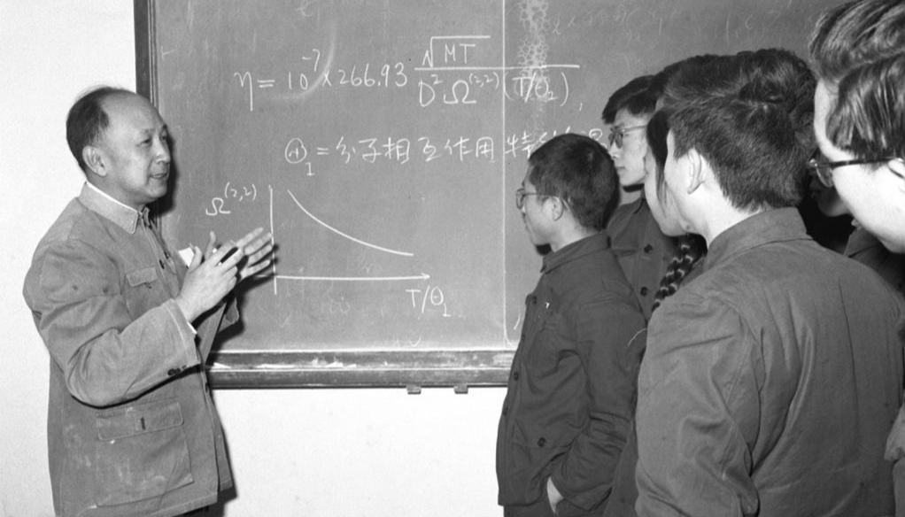 “继续发扬以爱国主义为底色的科学家精神”习近平总书记指出：“科学成就离不开精神支撑。科学家精神是科技工作者在长期科学实践中积累的宝贵精神财富。”新时代科学家精神，是广大科技工作者的闪亮标签和鲜明特质，成为我们建设世界科技强国、实现中华民族伟大复兴中国梦的强大精神支撑，值得全社会大力弘扬并不断传承。