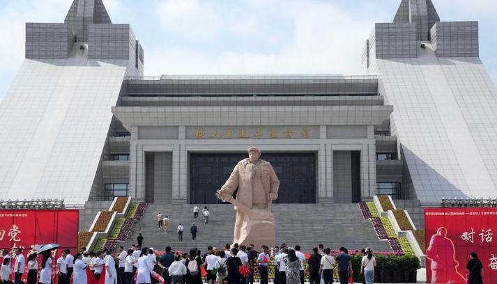 大力弘扬大庆精神、铁人精神大庆油田的开发建设，创造了令世人瞩目的辉煌业绩，挺起了民族工业的脊梁，大长了中国人的志气！习近平总书记指出，大庆油田的卓越贡献已经镌刻在伟大祖国的历史丰碑上，大庆精神、铁人精神已经成为中华民族伟大精神的重要组成部分。