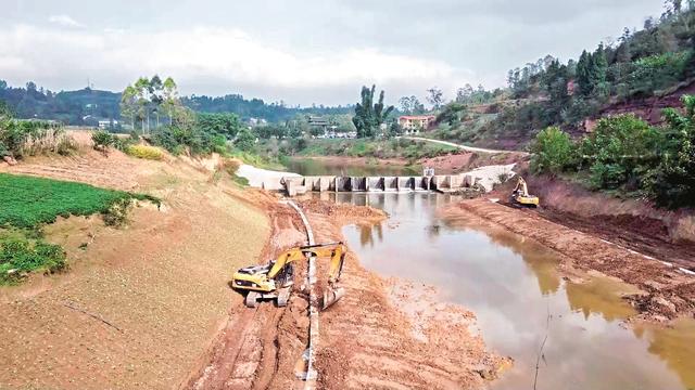 图为嘉陵江岳池县张家滩段防洪治理工程现场。