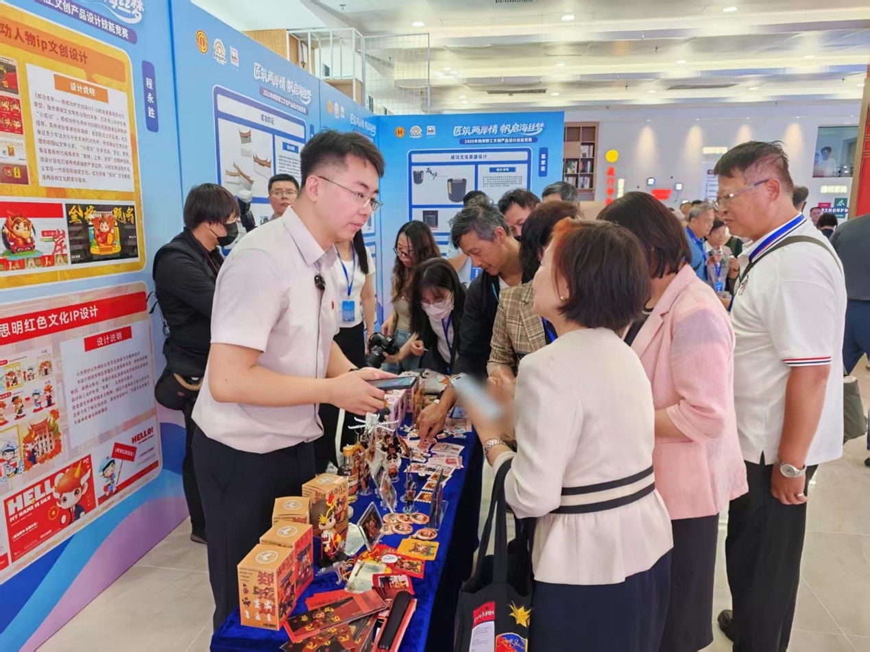 《成功青年》IP产品受到现场嘉宾的关注和喜爱。人民网 肖聪聪摄
