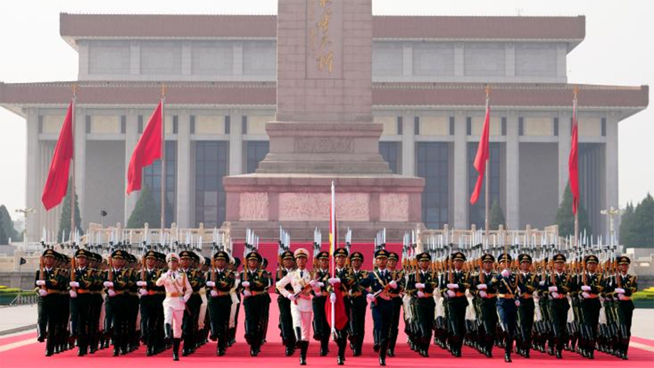 4这是国旗护卫队从人民英雄纪念碑基座出发，走向旗杆基座。