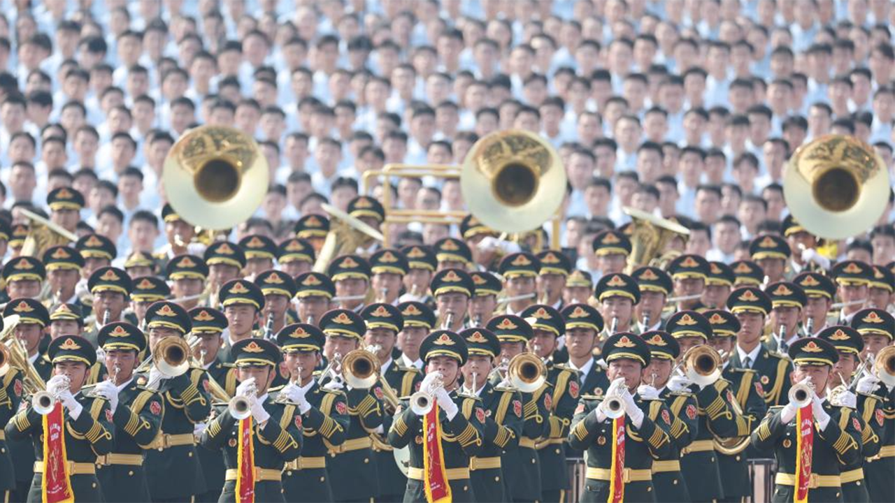 2-25中国人民解放军联合军乐团在演奏。
