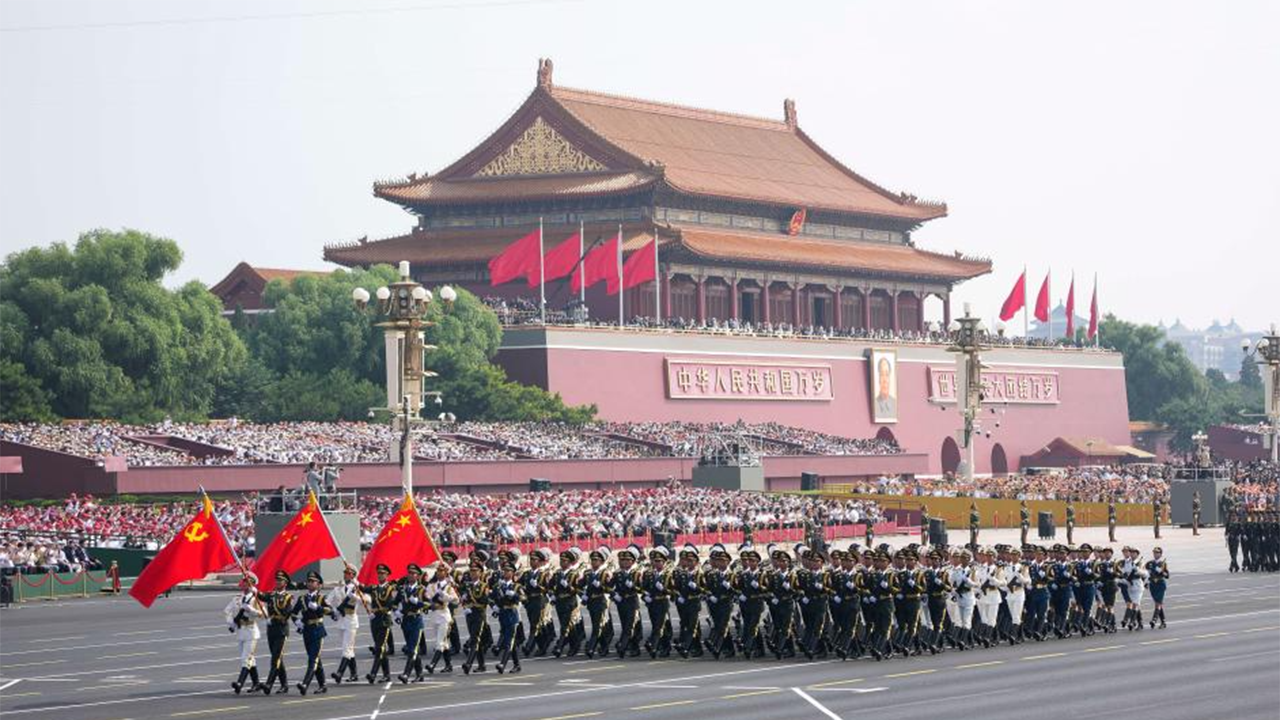 4-12中国人民解放军仪仗方队接受检阅。