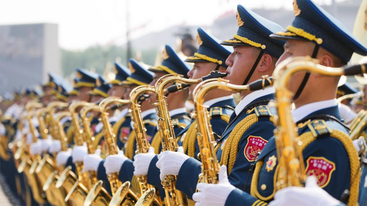 7-1中国人民解放军联合军乐团在演奏。