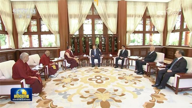 习近平接受班禅额尔德尼·确吉杰布拜见