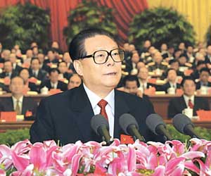 11月8日,中国共产党第十六次全国代表大会在北京人民大会堂开幕。 江泽民代表第十五届中央委员会向大会作报告。 新华社记者 兰红光摄