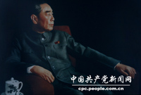 1972年,周恩来不幸身患癌症,他知道后,更加不分昼夜地工作,照常接见外宾,主持国务活动。这张照片是1973年1月周恩来带病在人民大会堂会见意大利政府代表团,应意大利著名摄影师乔治·洛弗蒂请求拍摄的。图为:鞠躬尽瘁的周恩来