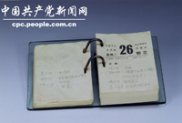 1974年6月,周恩来因病情恶化,住进北京305医院。住院期间,他先后做了六次大手术,八次小手术,平均计算大约每四十天左右就要动一次手术。就在这样的情况下,只要身体还能坚持,他仍然继续为党的事业日夜操劳。他用实际行动实践了自己的诺言—我们要像春蚕一样,把最后一根丝吐出来,贡献给人民。