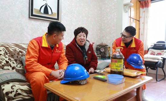 ，高新連心橋共產黨員服務隊春節前看望慰問劉玉蘭婆婆（徐珊珊攝）.jpg
