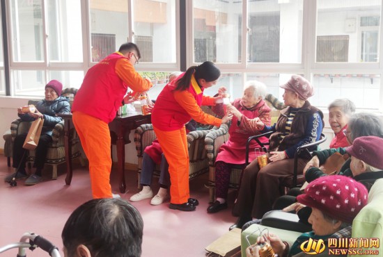 高新連心橋共產黨員服務隊看望玉林老年公寓老人（記者拍攝）_副本.jpg
